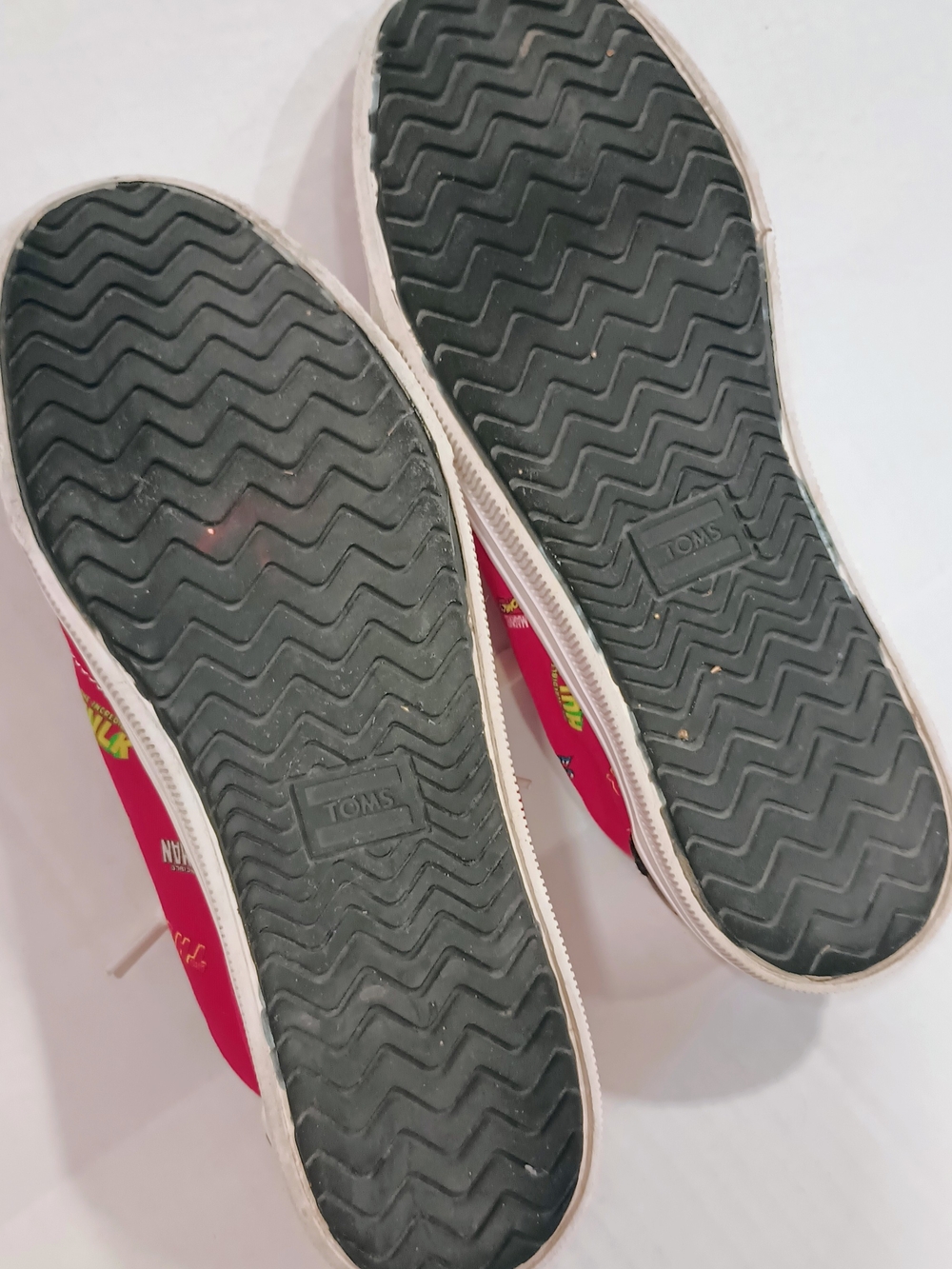 Toms Women’s Red Printed Low-Top Sneakers with White Soles Size 10W - Picture 8 of 13